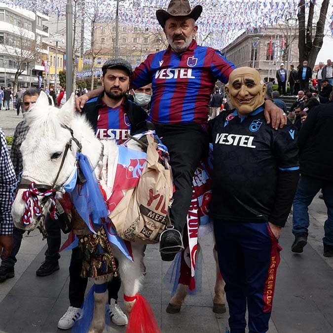 Trabzon'da Beşiktaş maçı öncesi renkli görüntüler