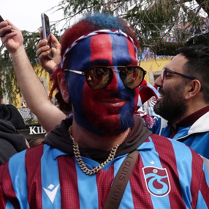 Spor Toto Süper Lig Ahmet Çalık Sezonu'nun 31'nci haftasında Trabzon'da Beşiktaş maçı öncesi bordo mavili taraftarlar, kent meydanında toplanarak marşlar söyledi, şampiyonluk sloganları attı.