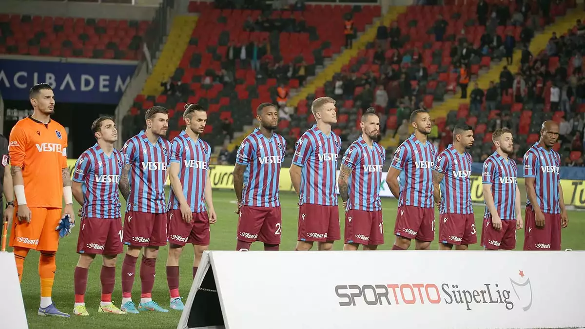 Spor toto süper lig ahmet çalık sezonu’nun 32’nci haftasını 72 puanda lider olarak kapatan trabzonspor'un şampiyonluk hesapları yine değişti.