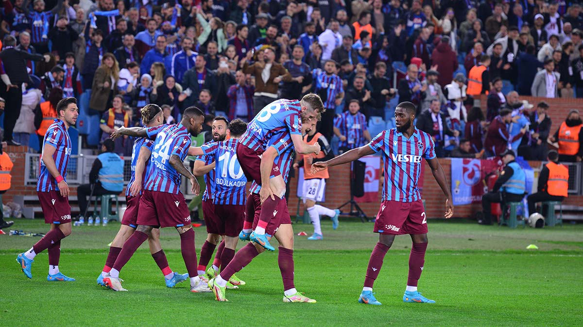 Ligin skandal lig olmasına en büyük örnek dün oynanan Adana Demirspor Trabzonspor maçıdır. Trabzonspor lehine verilen penaltı bardağı taşıran son damla olmuştur.