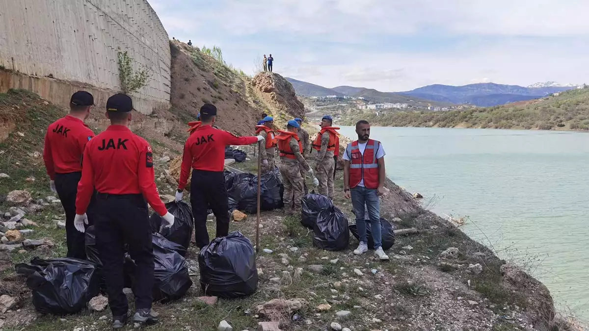 Tunceli'de debisi artan munzur ve pülümür çaylarının uzunçayır baraj gölü'ne taşıdığı ve yüzeyde biriken çöp birikintileri, jandarma ve afad ekiplerince temizlendi.