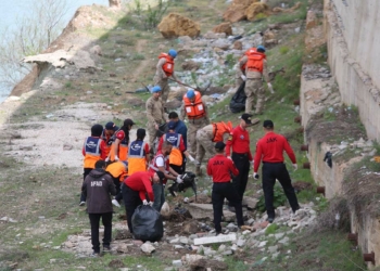 Munzur ve Pülümür çayları çöplerden arındı