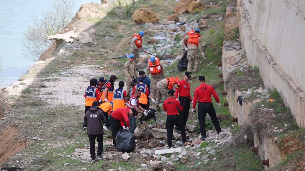 Munzur ve Pülümür çayları çöplerden arındı