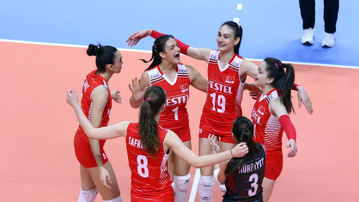 Türkiye U17 Kız Milli Takımı, Bursa'nın ev sahipliğinde düzenlenen CEV U17 Avrupa Şampiyonası Elemeleri 2. Raunt'taki ilk maçında Arnavutluk'u 3-0 mağlup etti.
