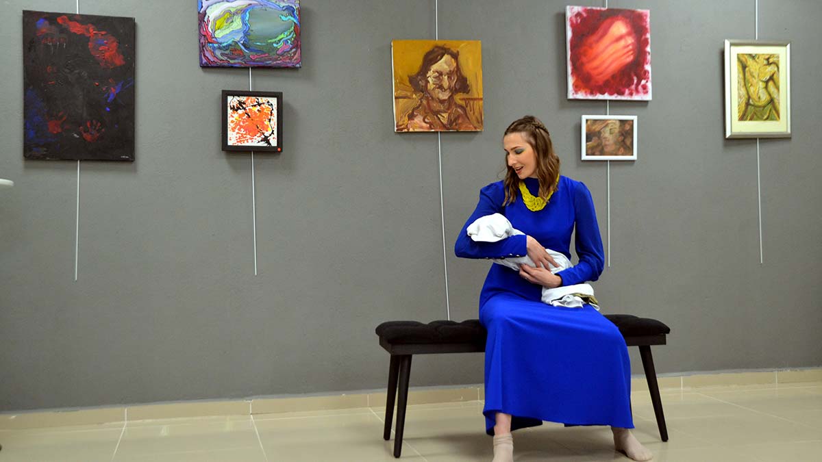 Ailesini görmek için gittiği ukrayna'da, rusya'nın askeri harekatı nedeniyle 1 hafta kızı ile mahsur kalan ukrayna devlet tiyatrosu sanatçısı snizhana bora (28), döndüğü edirne'de 'barış i̇çin sanat' adlı çalışmada performans sergiledi.