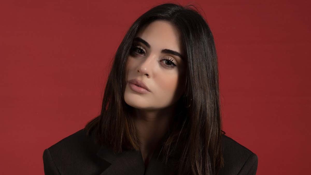 Esma Kızılkan Yıldızlara Basarak Gel singlenı çıkardı