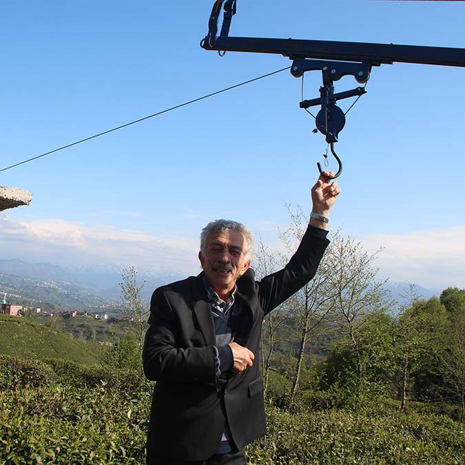 Rize’de çay tarımında kullanılan, yörede 'varangel' olarak da bilinen ilkel teleferiklerin motorları ve demir aksamları hırsızların hedefi oldu. Şüphelilerin yakalanması için jandarma özel ekip kurdu.