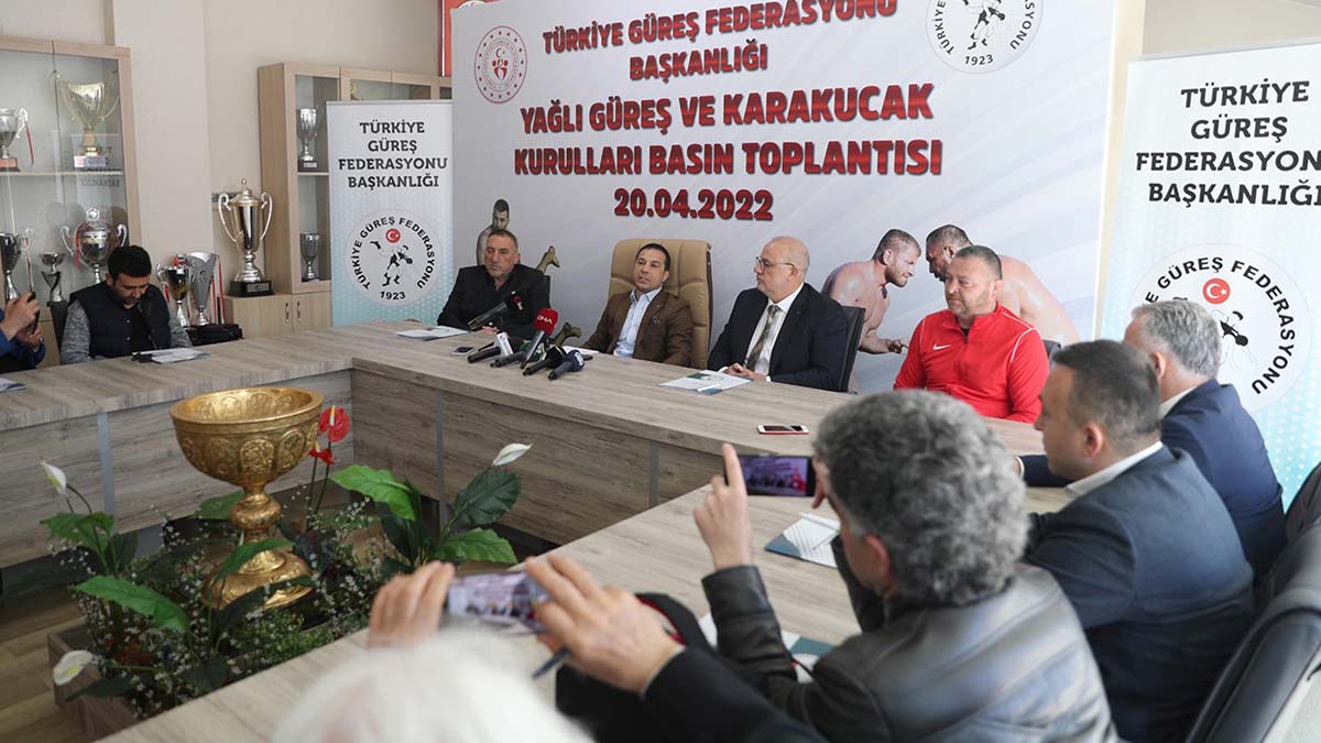 Türkiye Güreş Federasyonu Başkanı Şeref Eroğlu, Yağlı Güreş ve Karakucak kurullarını açıkladı. Yağlı Güreş As Başkanı Ahmet Taşçı olurken, Karakucak As Başkanı Murat Şahin oldu.