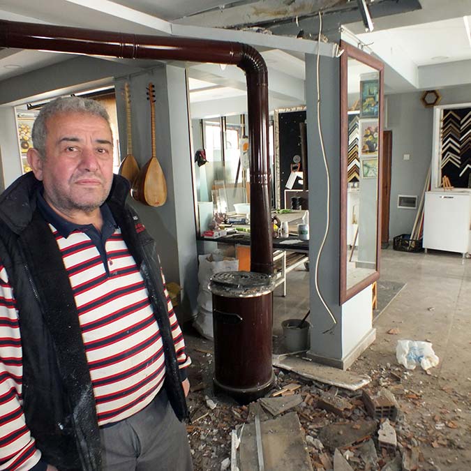 Yozgat'ta kuvvetli rüzgar; 2 binanın çatısı uçtu