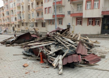 Yozgat'ta kuvvetli rüzgar; 2 binanın çatısı uçtu