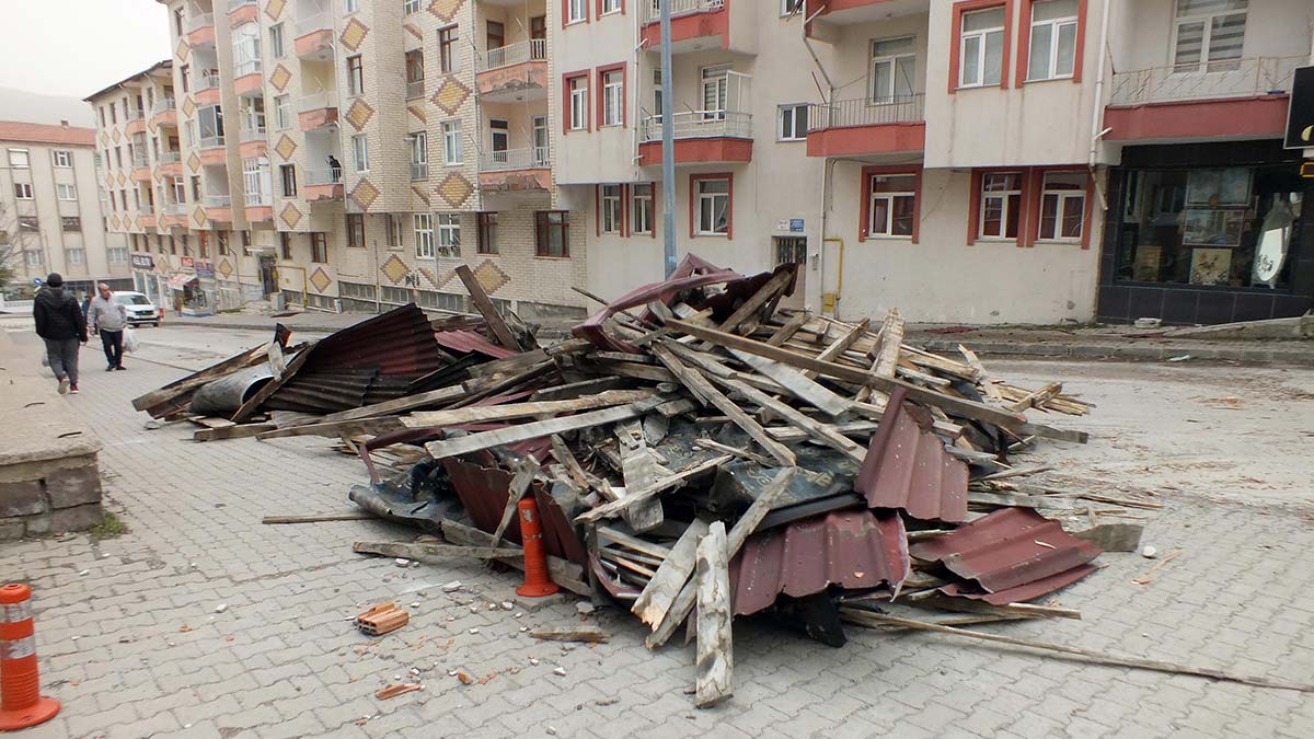 Yozgat'ta kuvvetli rüzgar; 2 binanın çatısı uçtu
