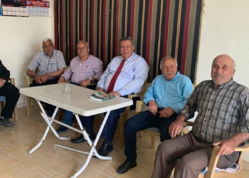 Emekli ısınmak için tezek yakıyor