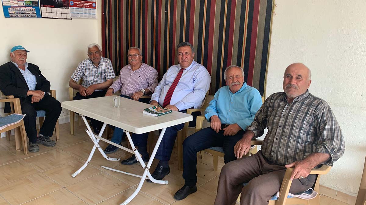 Emekli ısınmak için tezek yakıyor