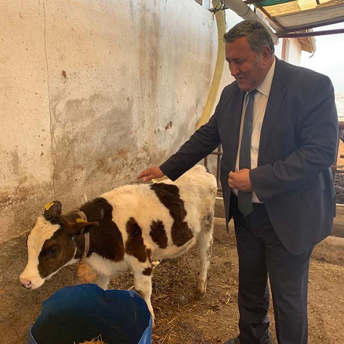 Besiciler, CHP Milletvekili Gürer’e dert yandı… Besiciler "Süt fiyatları artmasın, girdi maliyetleri sabitlensin, Hayvanlara ölmeyecekleri kadar yem verebiliyoruz" dedi.