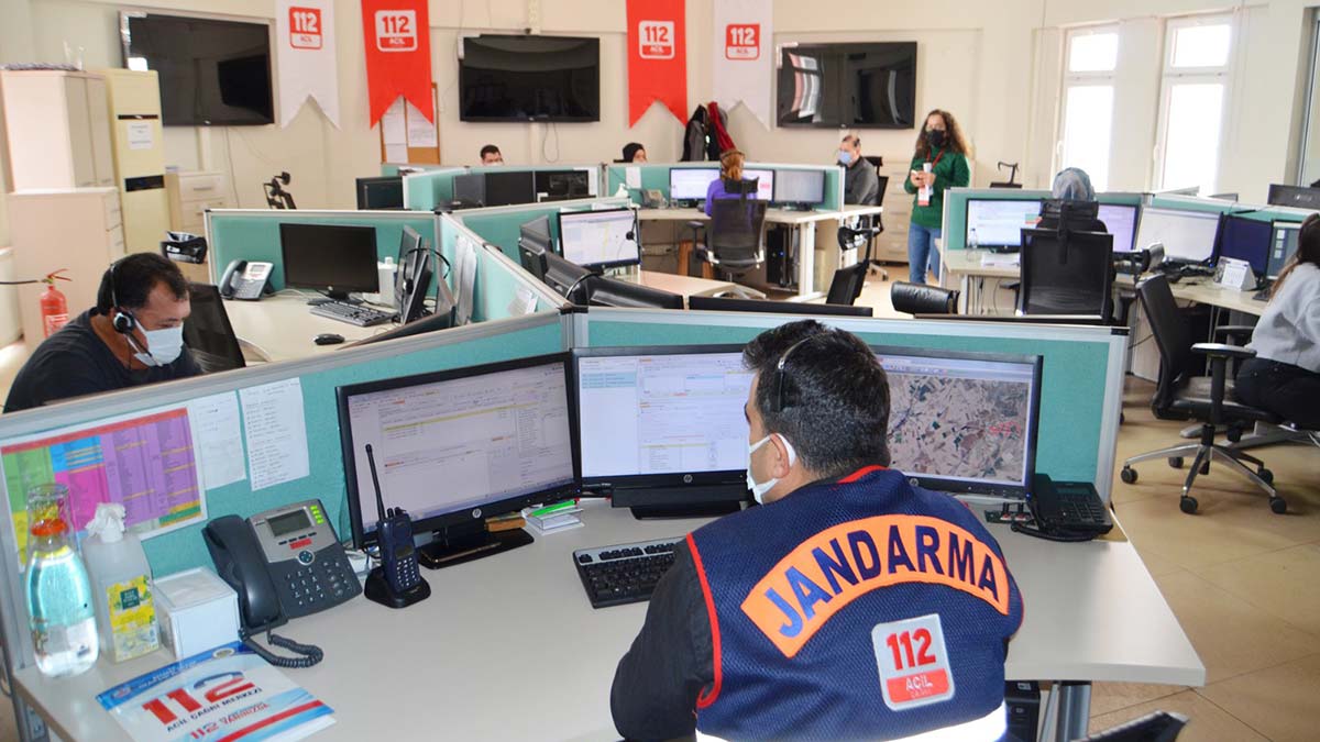 Aksaray'da 112 Acil Çağrı Merkezi'ne gelen asılsız ihbarlar ekipleri zor durumda bırakıyor. 112 Aksaray Acil Çağrı Merkezi Teknikeri Yasemin Yener, "Elektrik faturasını öğrenmek, e- devlet şifresi almak isteyenler bile oldu. Bu ihbarlar bizlerin zamanını alıyor" dedi.