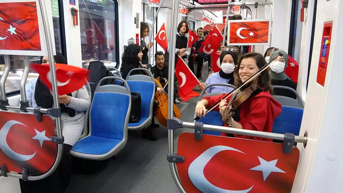 Yolcular, müzisyenlerle birlikte gençlik marşı'nı söyledi