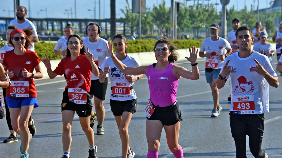 İzmir büyükşehir belediyesi'nin organize ettiği i̇zmir 19 mayıs yol koşusu 9'uncu kez yapıldı. 10 kilometrelik koşuya atatürk'ün samsun'a çıktığı yılın anısına her yaştan 1919 sporcu katıldı.