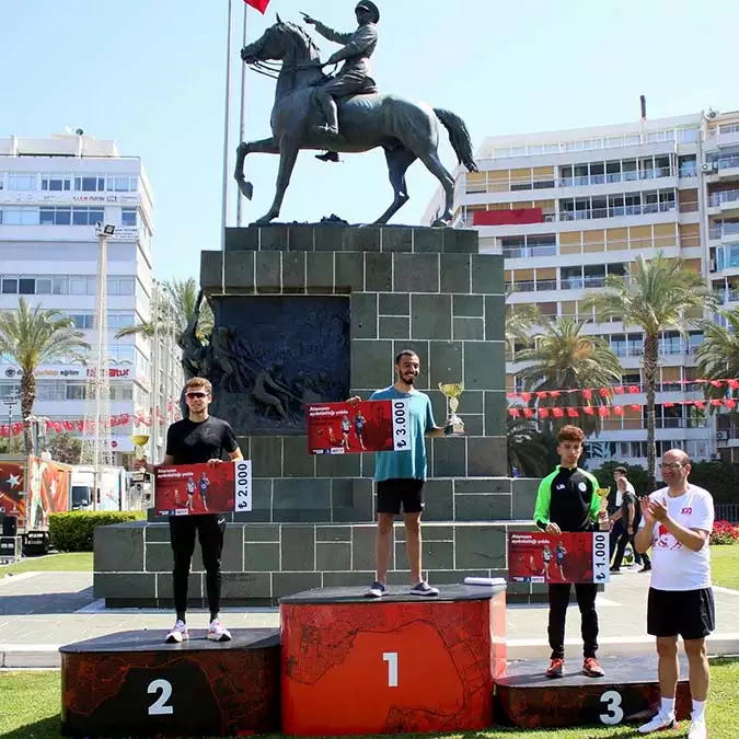 İzmir 19 mayıs yol koşusuna 1919 sporcu katıldı