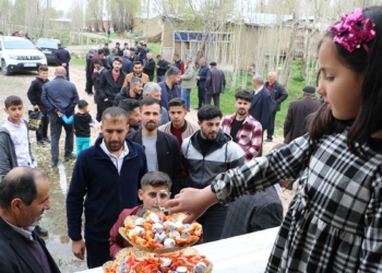 Asırlık bayramlaşma geleneği yaşatılıyor