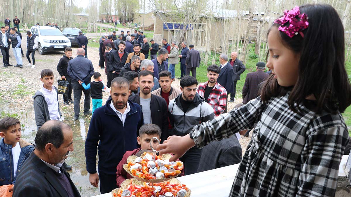 Asırlık bayramlaşma geleneği yaşatılıyor