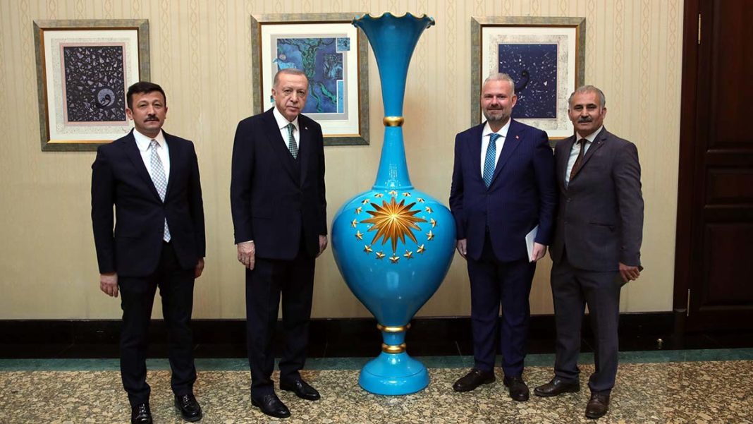 2.5 metrelik vazo, Erdoğan'a takdim edildi