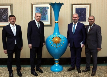 2.5 metrelik vazo, Erdoğan'a takdim edildi