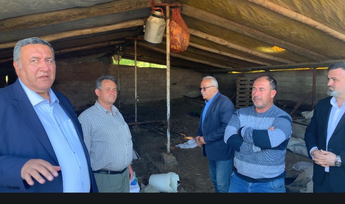 CHP Milletvekili Ömer Fethi Gürer, “Ahırlar boşalıyor, ‘hayvan varlığında Avrupa birincisiyiz’ diyen Tarım ve Orman Bakanı, ahırlara uzaydan mı bakıyor?” dedi.