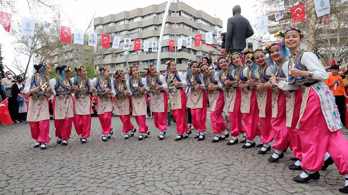 Çankaya belediyesi 19 mayıs'ı dolu dolu kutlamaya hazırlanıyor. Hafta boyunca ilçenin dört bir yanını bayraklarla süsleyen çankaya belediyesi, konser, bando ve halk oyunları gösterileriyle başkentlilere unutulmaz bir bayram coşkusu yaşatacak.