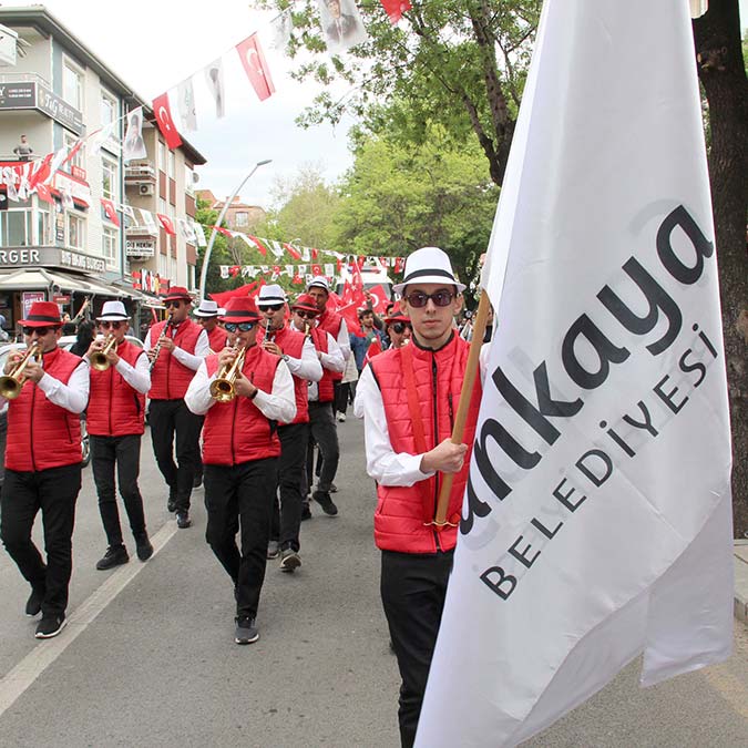 Ankaralı Mor ve Ötesi ile bayramı kutladı