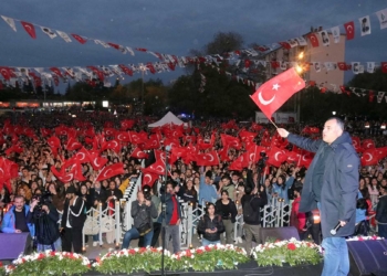 Ankaralı Mor ve Ötesi ile bayramı kutladı