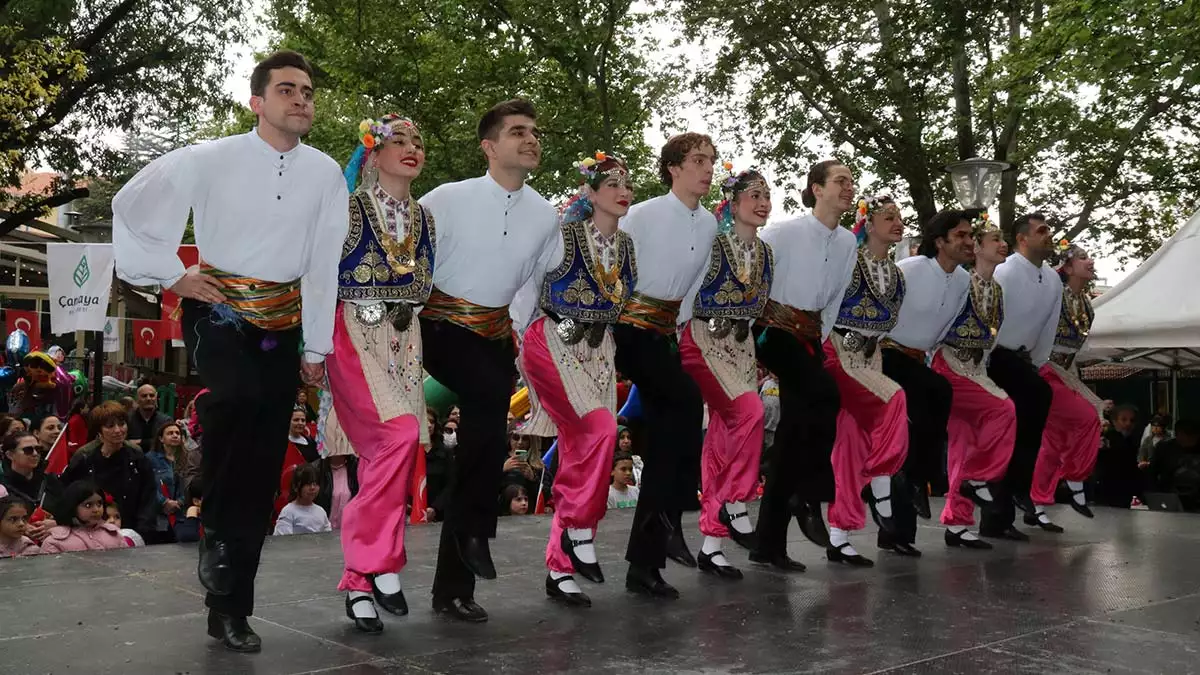 Çankaya belediyesinin 19 mayıs atatürk’ü anma gençlik ve spor bayramı konseri anıtpark’ta büyük coşkuya dönüştü. 7’den 70’e on binlerce ankaralı mor ve ötesi ile bayramı kutladı.