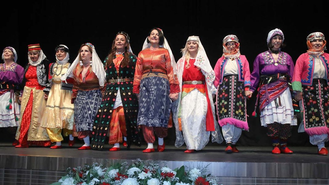 Çankaya Belediyesi Hasan Ali Yücel Çankaya Evi'nde dans derslerine katılan kursiyerler düzenlenen yıl sonu gösterisinde göz doldurdular. 