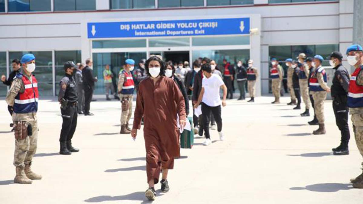 28 bin 581 düzensiz göçmen sınır dışı edildi