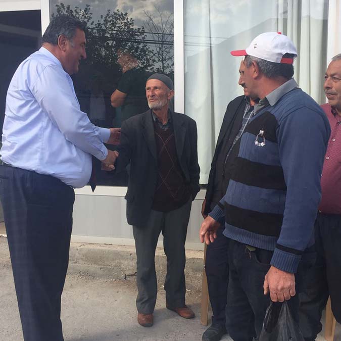 Emekli ısınmak için tezek yakıyor