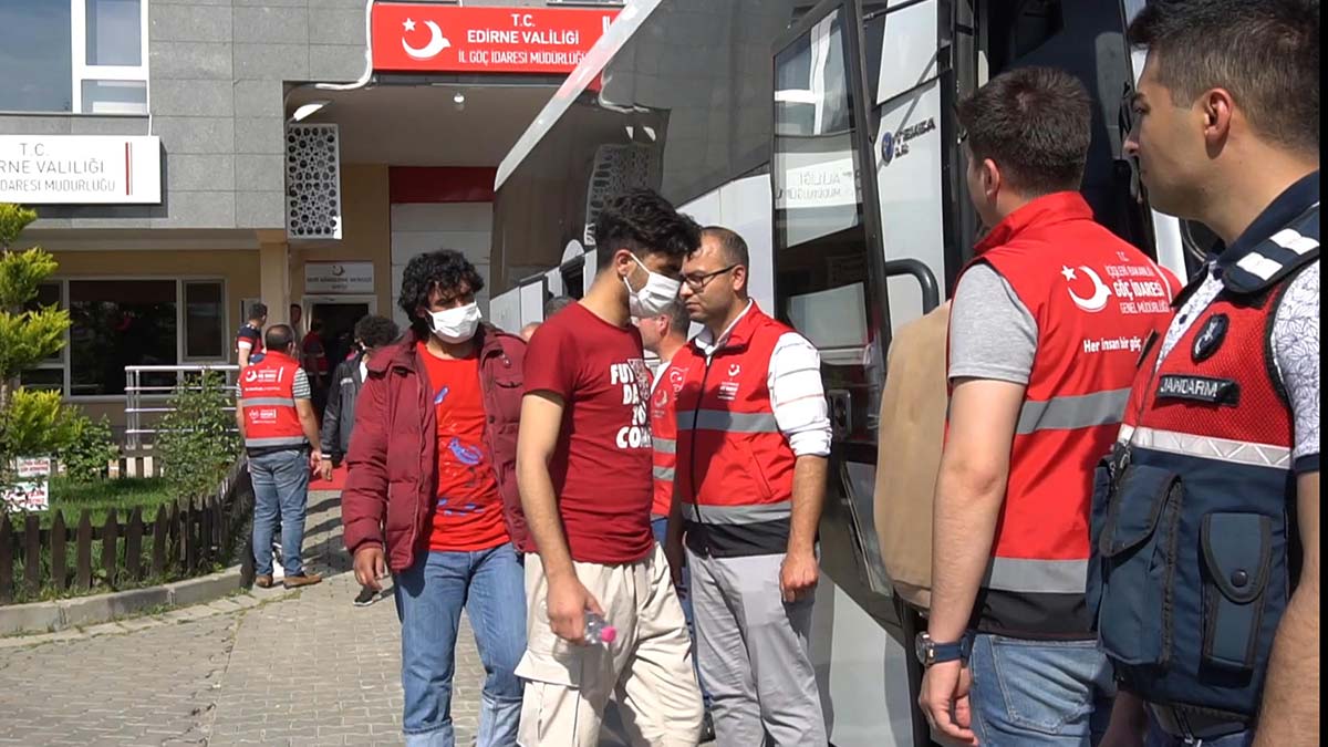 377 Afgan kaçak göçmen ülkelerine gönderildi