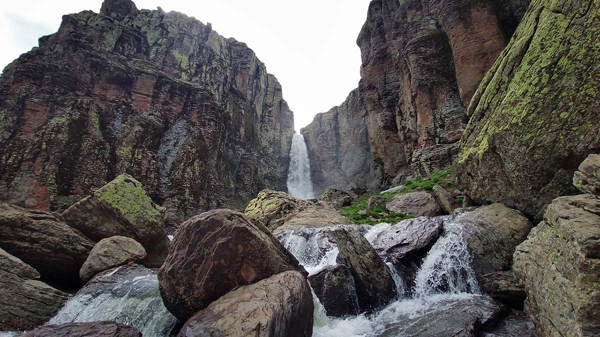 Bingöl'de 50 metre yükseklikten dökülen Çır Şelalesi, ziyaretçi akınına uğruyor. Bölgeye yol olmaması nedeniyle ziyaretçiler şelaleyi uzaktan izlemeyi tercih ederken, bazıları ise tehlikeyi göze alıp 100 metrelik dik yamaçtan inip telefonla hatıra fotoğrafı çekiyor.