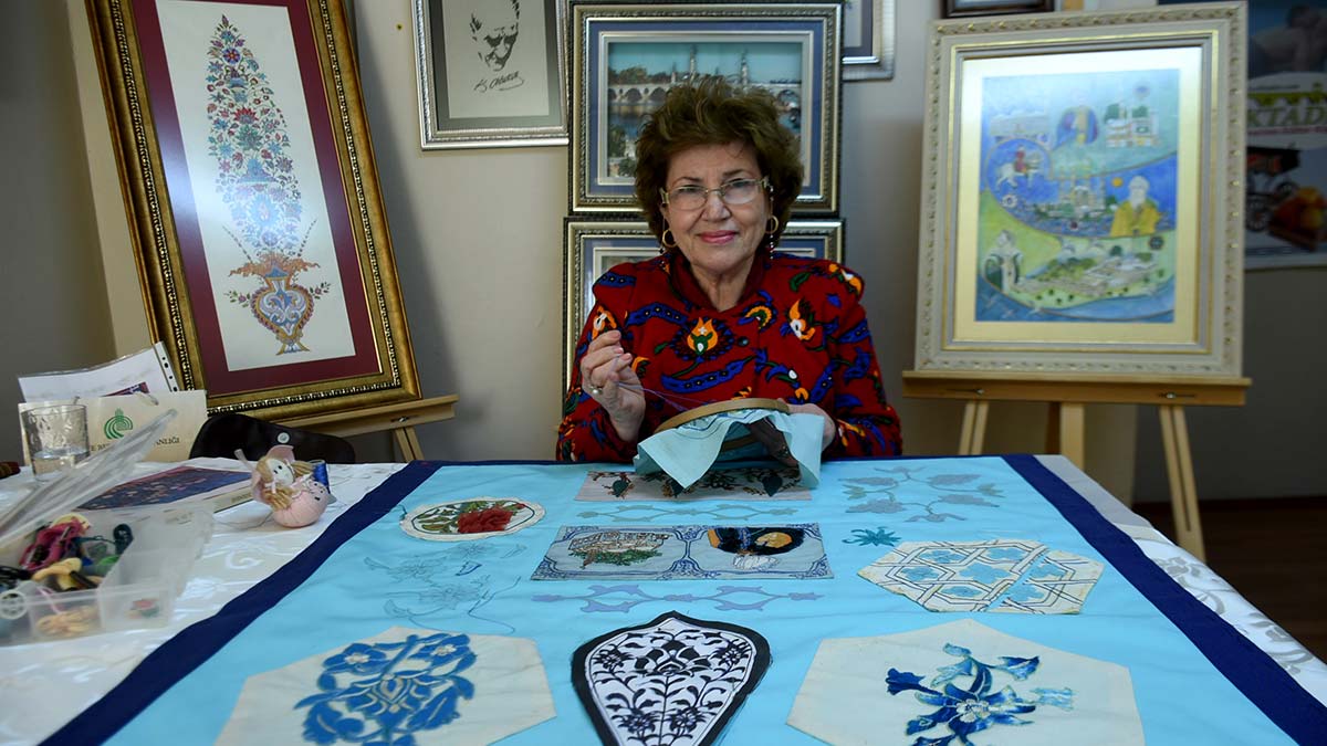 Muradiye Camisi'nin çalınan çinileri kumaşa işlendi