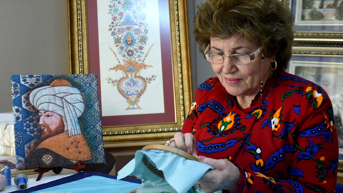 Edirne'de, el sanatları öğretmeni Fikriye Kipriye (70), 2'nci Murad tarafından 1426'da yaptırılan Muradiye Camisi'nin çalınan çinilerini geleneksel kırkyama sanatıyla kumaşa işledi.