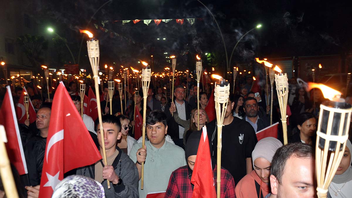 7 bin kişi meşalelerle fener alayına katıldı