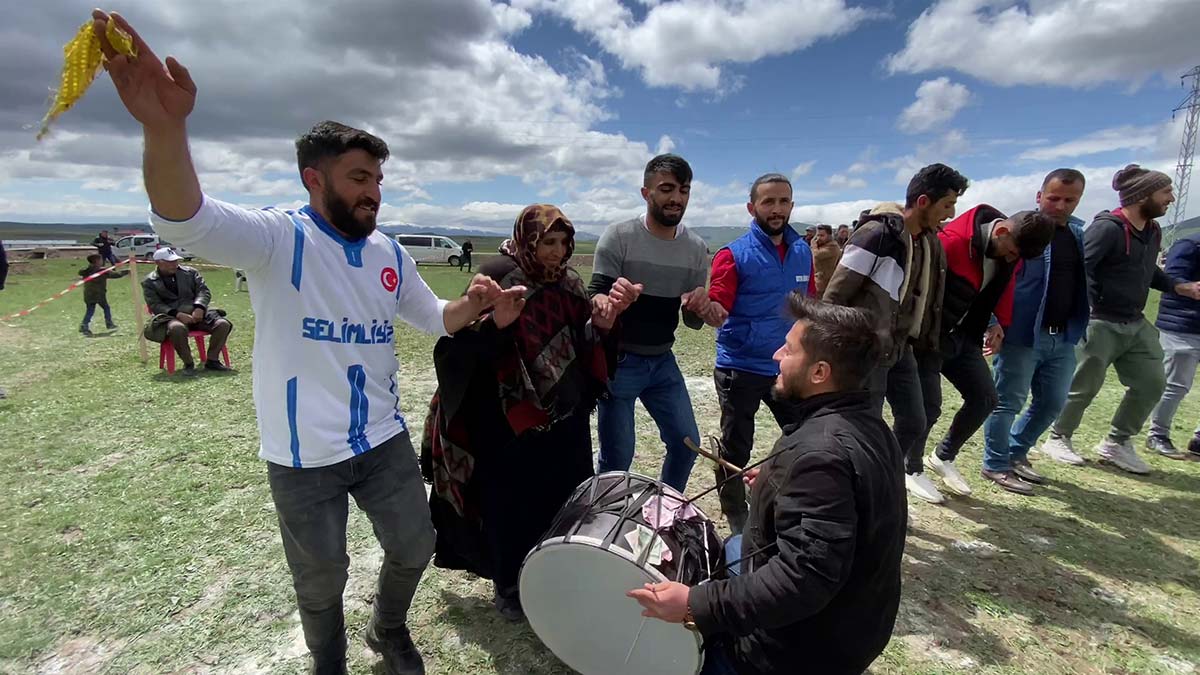 Kars'ın Selim ilçesinde 7 çocuğu, 20torunu olan Zümrüt nine (75), at üstünde geldiği Atlı Spor Şenliği'nde halay çekerek izleyenleri kendine hayran bıraktı.