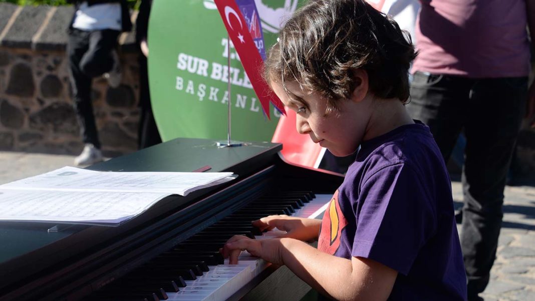 8 yaşındaki Delal'den turistlere piyano resitali