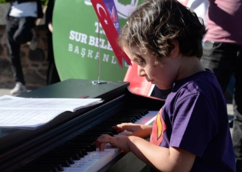 8 yaşındaki Delal'den turistlere piyano resitali