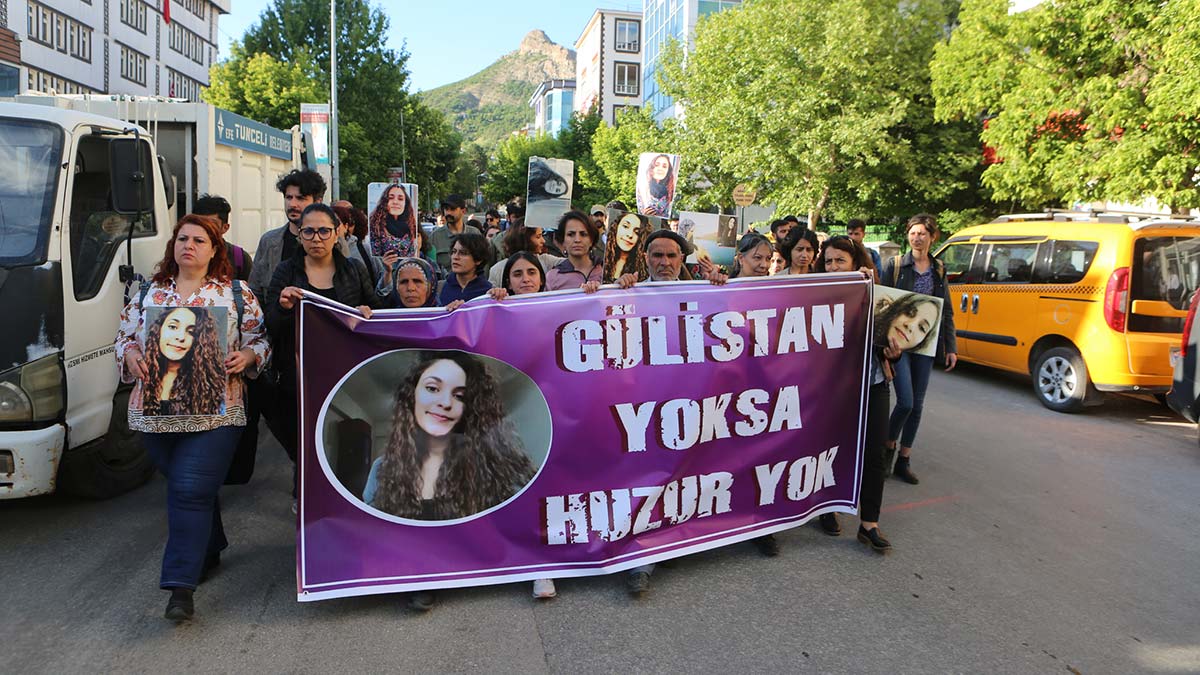 Tunceli'de 5 ocak 2020'den beri kendisinden haber alınamayan munzur üniversitesi öğrencisi gülistan doku'nun ailesi ve arkadaşları, 870 gündür kayıp olan doku için yürüyüş yaparak, basın açıklaması yaptı.