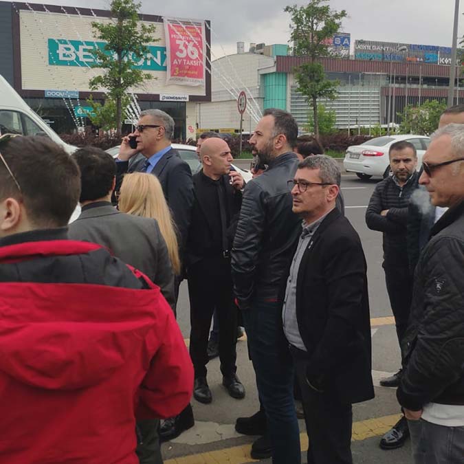 Zafer Partisi Genel Başkanı Ümit Özdağ "İçişleri Bakanlığı'na gidiyorum. Bu süreci sosyal medya hesaplarımdan canlı olarak izleyebilirsiniz... Partililerimiz ve vatandaşlarımızın İçişleri Bakanlığı önüne GELMEMELERİNİ rica ediyorum" açıklaması yaptı.