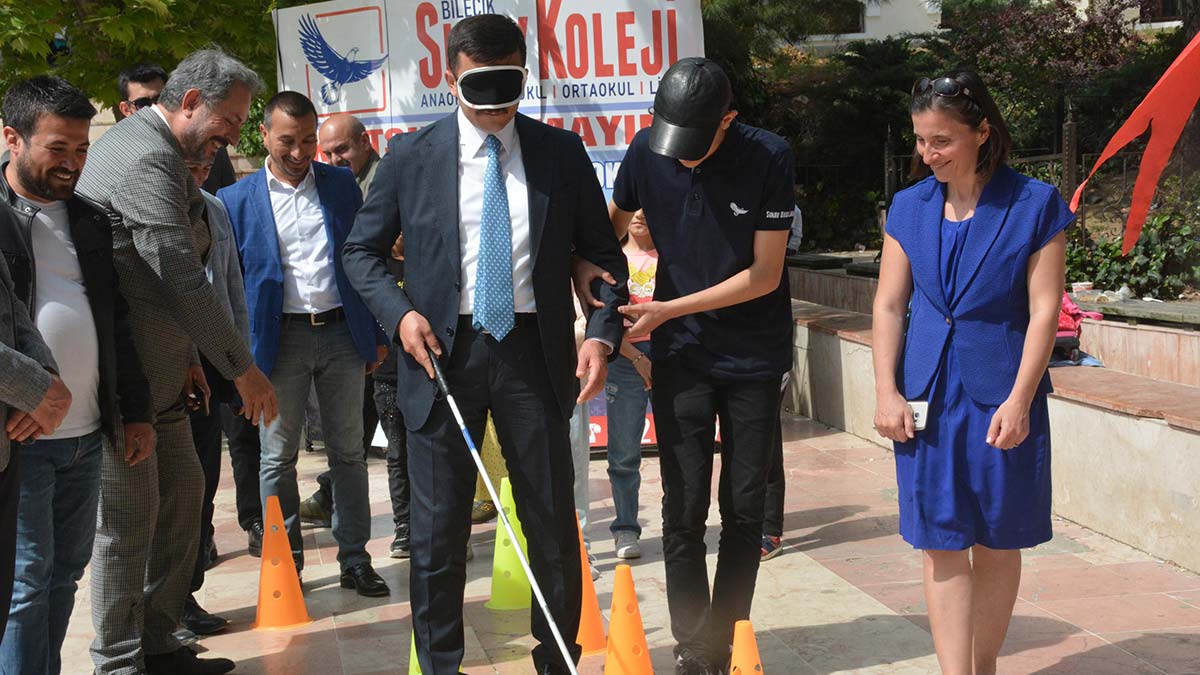 AK Parti'li Dağ, engelli parkurunu deneyimledi