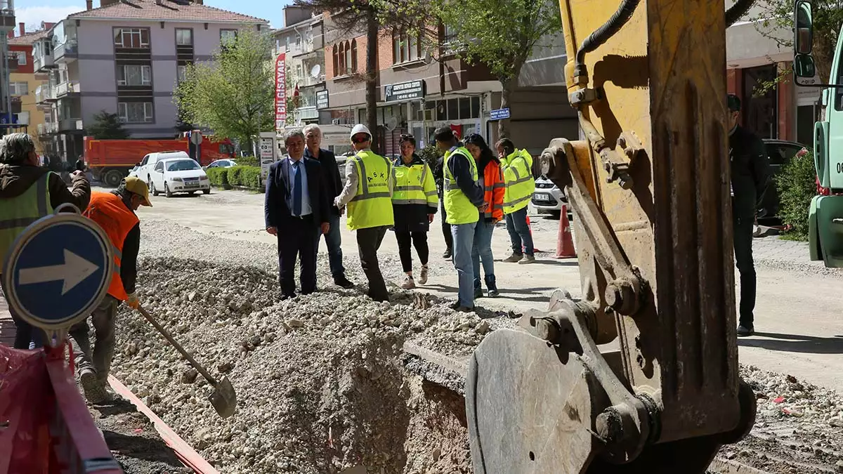 Aski̇ genel müdürlüğü, çankaya ilçesi hürriyet caddesi ile çetin emeç bulvarı kesişimindeki kavşak ve çevresindeki evlerde yaşanan su taşkınlarına son vermek için harekete geçti.