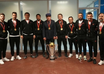 Abdullah Avcı bordo mavili ekibiyle poz verdi