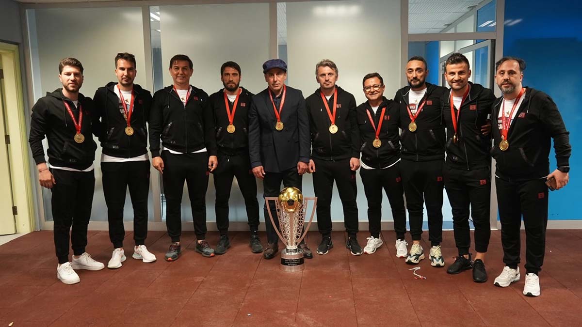 Abdullah Avcı bordo mavili ekibiyle poz verdi