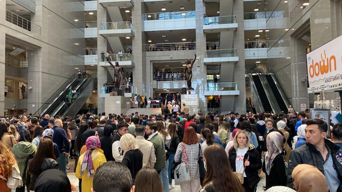 Adliye'de katip adaylarının sınav yoğunluğu