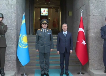 Akar, Kazakistan Savunma Bakanı ile görüştü